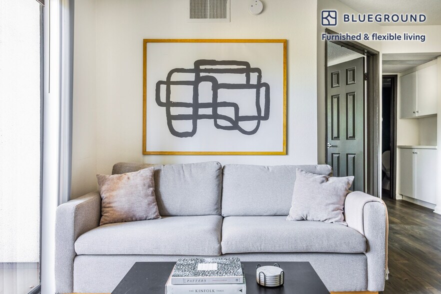 Building Photo - 10983 Bluffside Dr