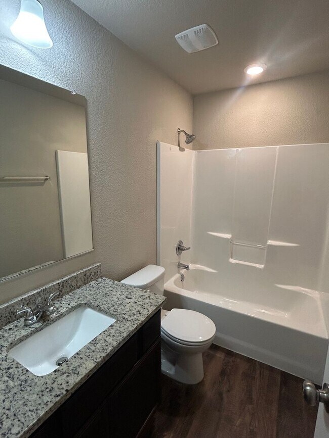 Building Photo - Newer Built 3 Bedroom Home