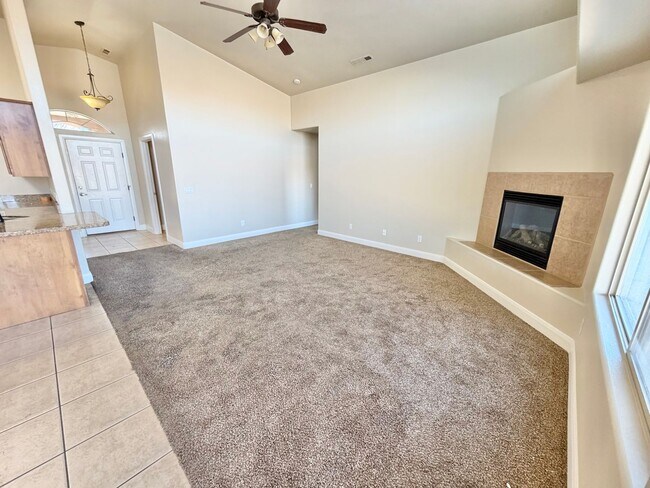 Building Photo - Charming 3 Bed 2 Bath + DEN/OFFICE Area!