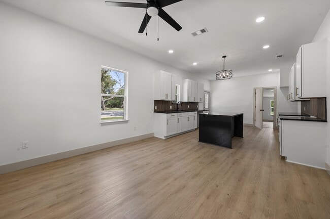 Building Photo - 402 E Charles St