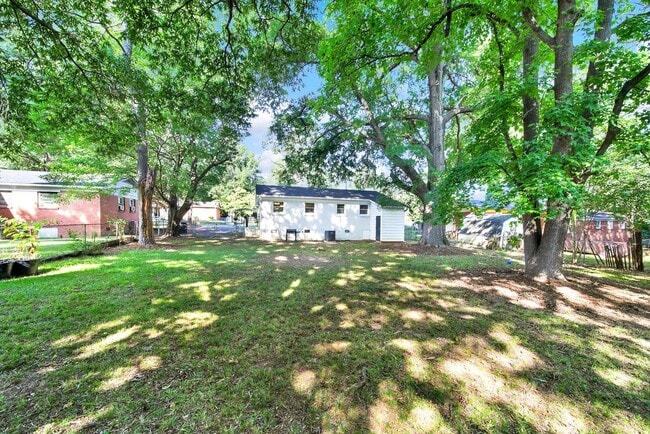 Building Photo - Lovely Three Bedroom Home in Monroe!