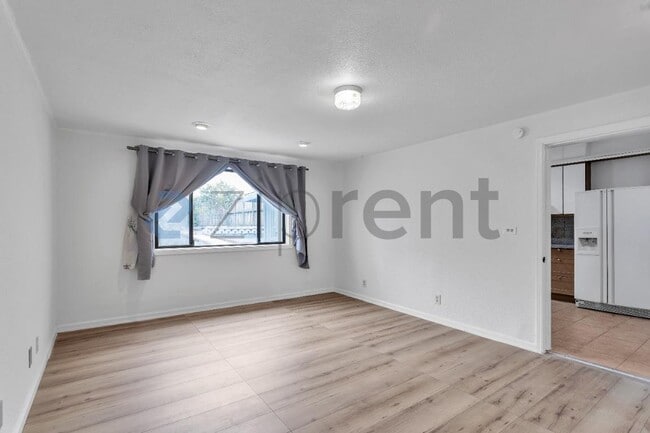 Building Photo - Unit B