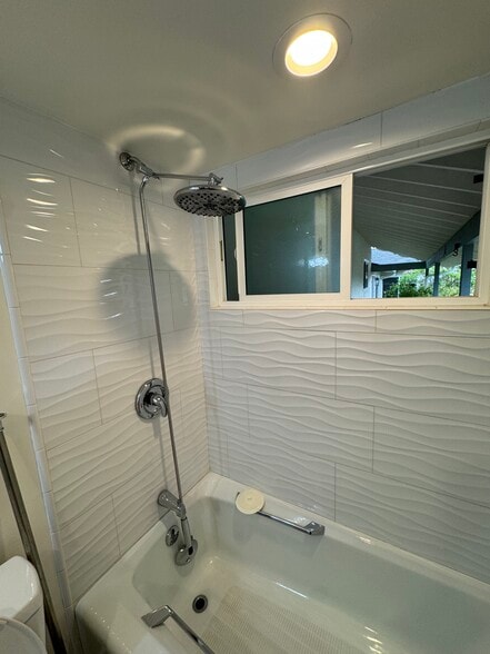 Master tub/shower bathroom #1 - 11305 Sheldon St