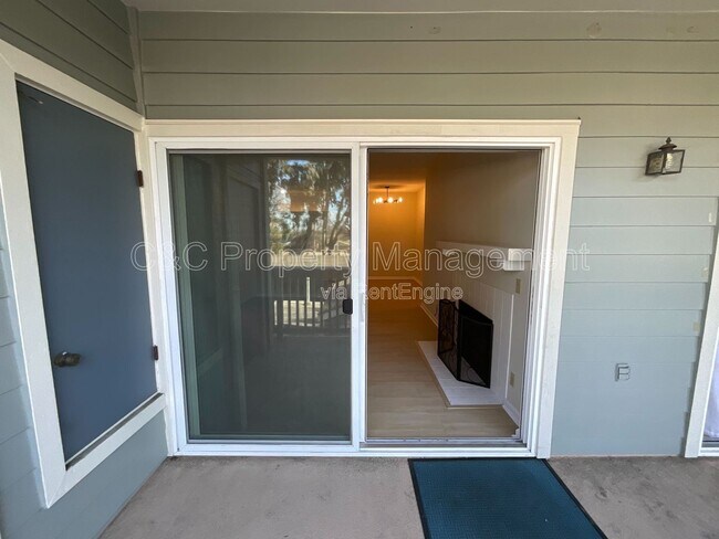 Building Photo - 37050 Meadowbrook Common