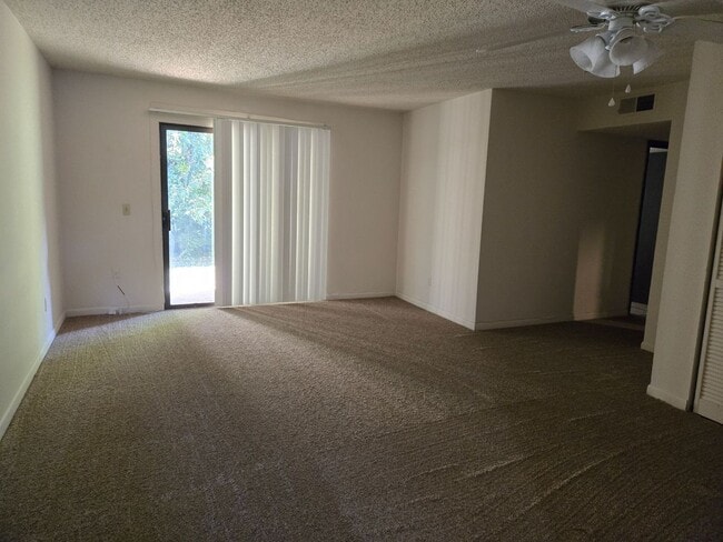 Building Photo - Charming 2 Bedroom, 1 Bath Apartment – Min...