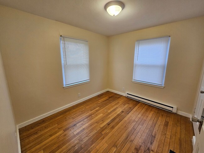 Building Photo - 1 bed, 1 bath, Close to ND