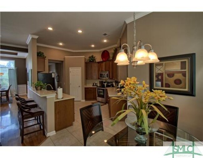 Building Photo - 4 bed 2 bath