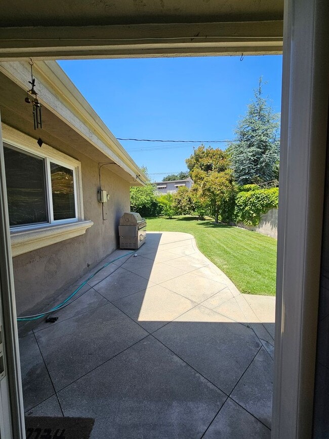 Building Photo - Exceptional Single-Story Home in Prime Upl...