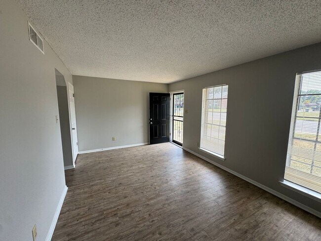 Building Photo - Welcome to 5252 Scottsdale!