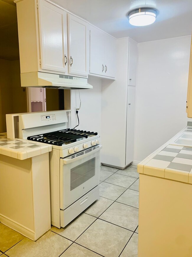 Building Photo - Cheerful and Spacious 1bd/1bth Upstairs Unit