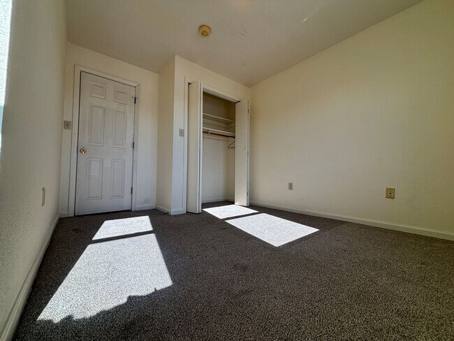 Building Photo - Uptown Apartments