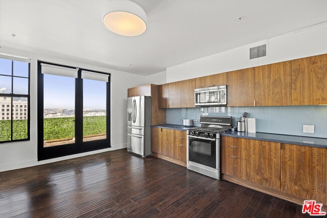 Building Photo - 746 S Los Angeles St