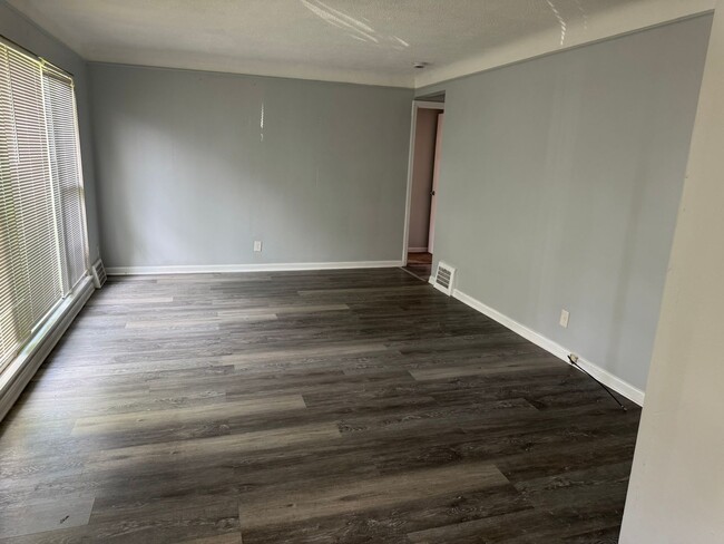 Building Photo - Single Family Home 3 beds 1 bath Available...