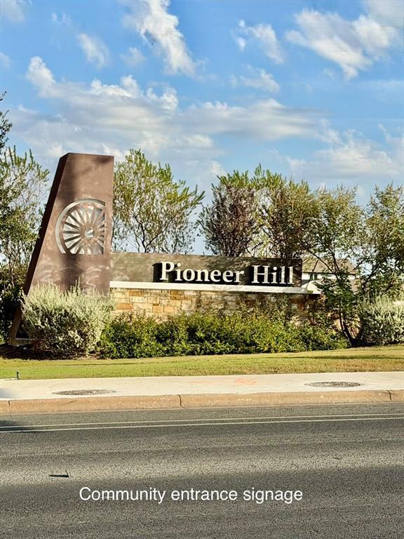 Building Photo - 2204 Langdale Ln