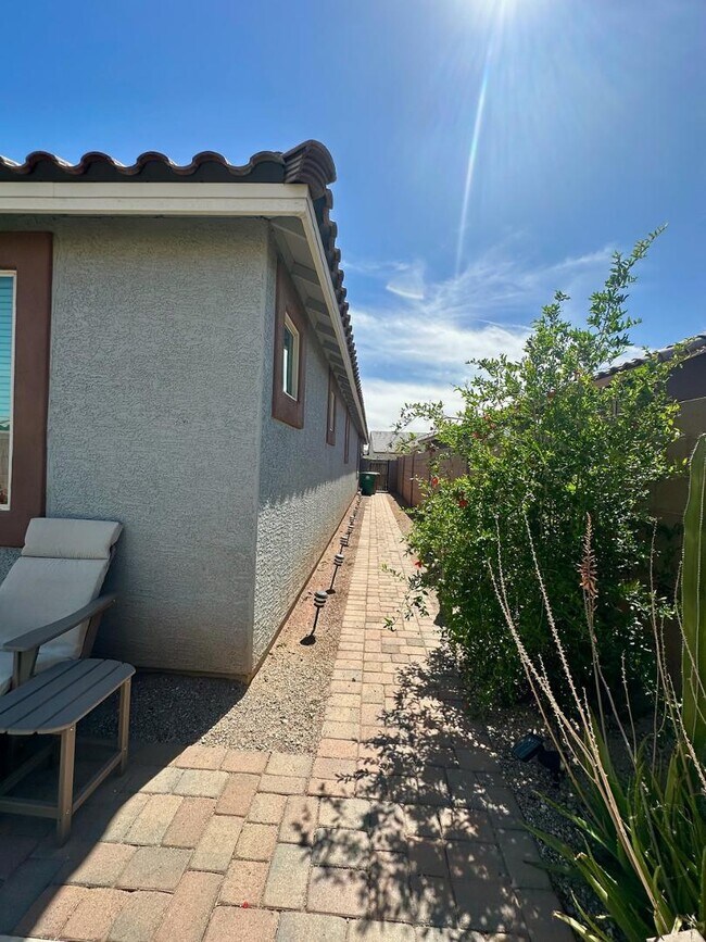 Building Photo - 16492 W Caldwell St