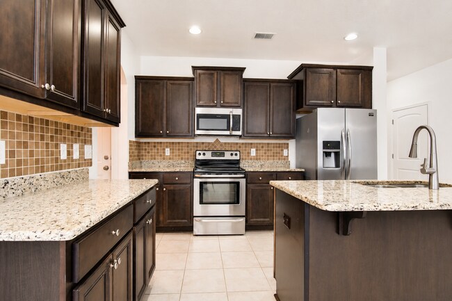 Building Photo - Highly desired 4/2.5 Gulf Breeze Home with hot tub!