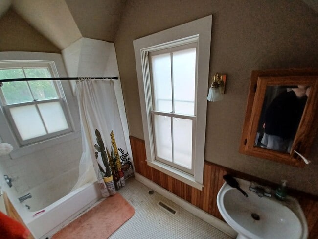 Building Photo - Single Family Home Rich in History - Great...