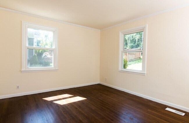 LivingRoom - 2226 Cruzen St