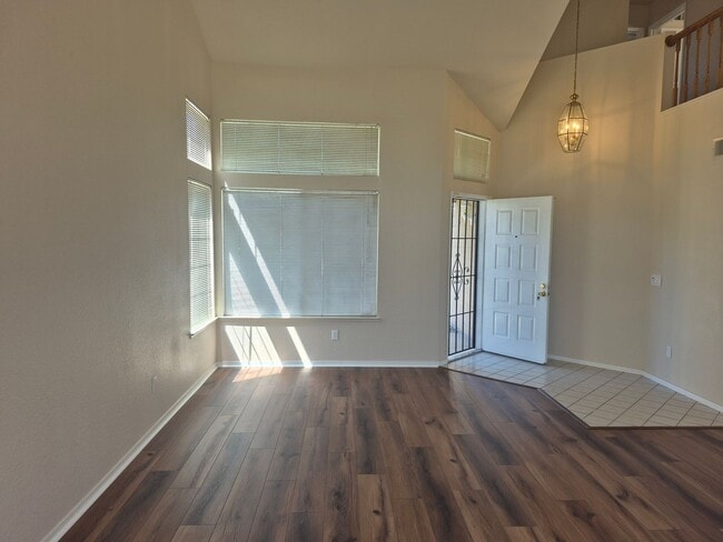 Building Photo - Adorable 3 bedroom 2.5 bath home