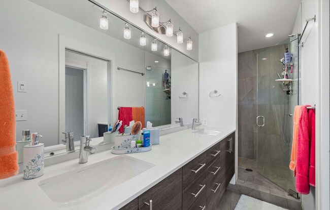Building Photo - Three-Bedroom Townhouse on Queen Anne!!!!