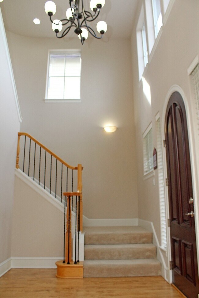 Building Photo - Spacious 4 BDR Legend & Renaissance Constr...