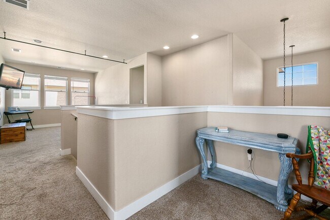 Building Photo - 4 Bedroom, 4 bathroom, Plus office and Loft!