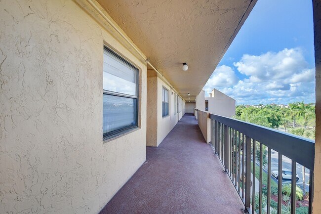 Building Photo - 600 Egret Cir