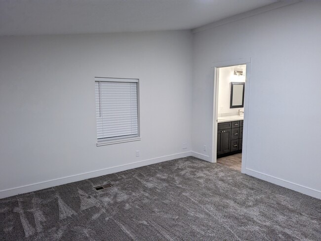 Building Photo - 16867 Whittier Dr