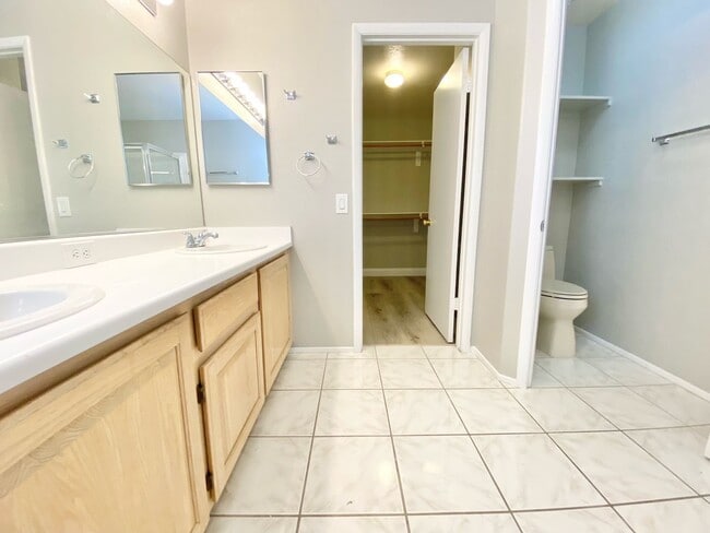 Building Photo - STUNNING 2 BEDROOMS 2.5 BATHROOMS TWO STORY TOWNHOUSE IN GATED COMMUNITY!