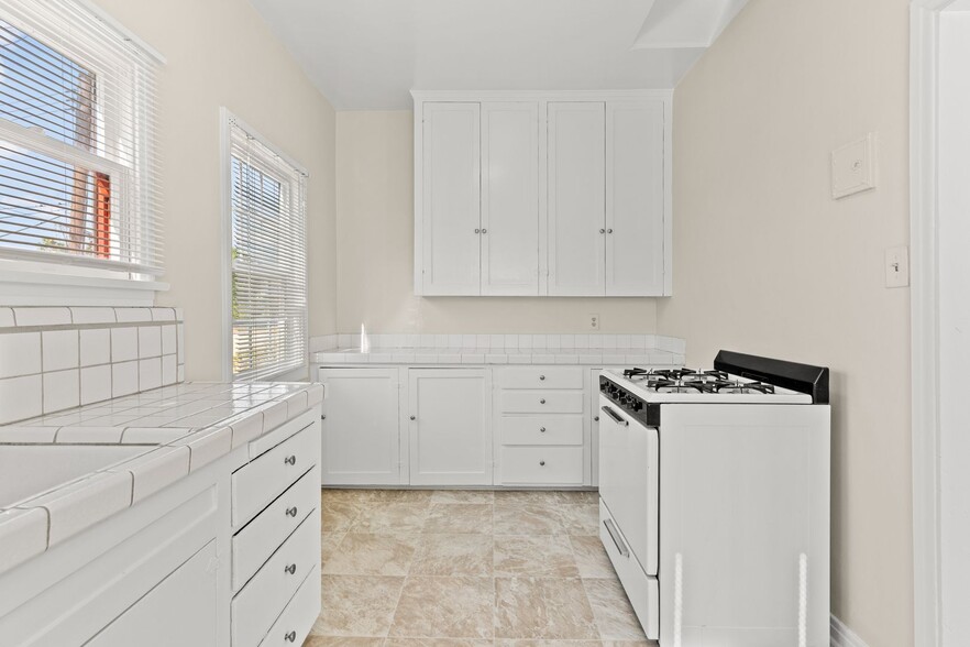 Building Photo - 1715 Termino Ave