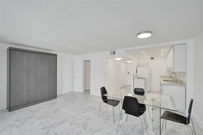 Building Photo - 3015 N Ocean Blvd