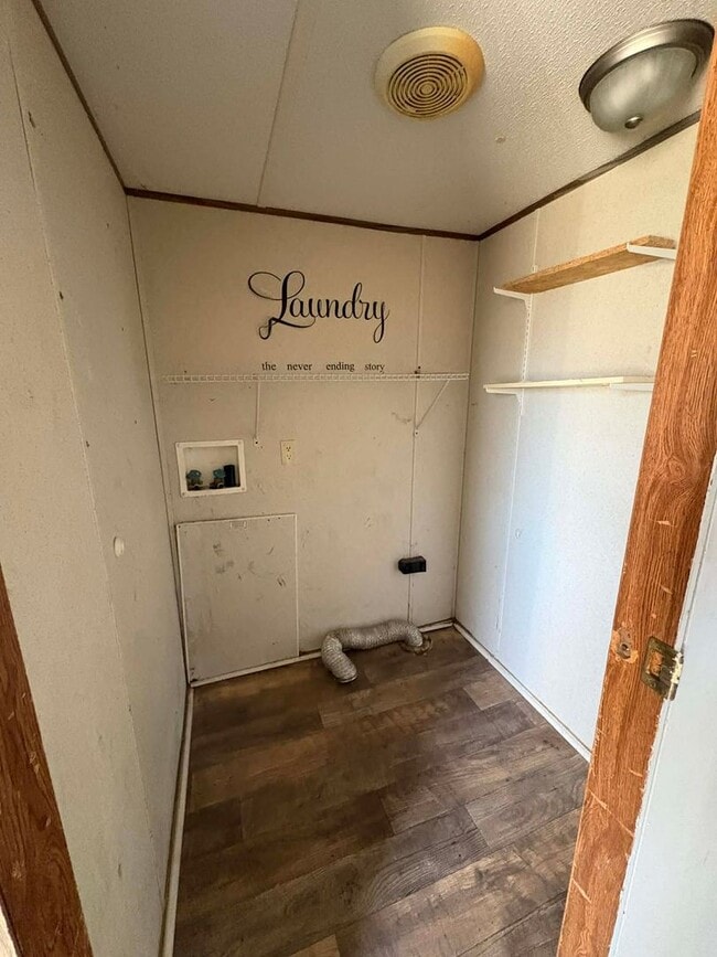 Building Photo - Country Living!