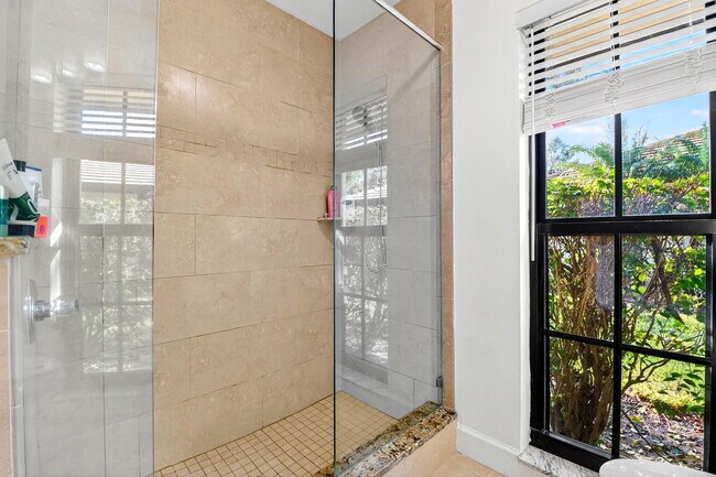 Building Photo - 435 Pine Villa Dr