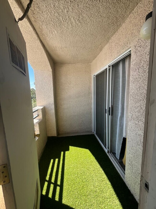Building Photo - 2 bed, 2 bath condo located in gated community w/lush landscaping, 2 pools, spas, BBQ areas & clu...