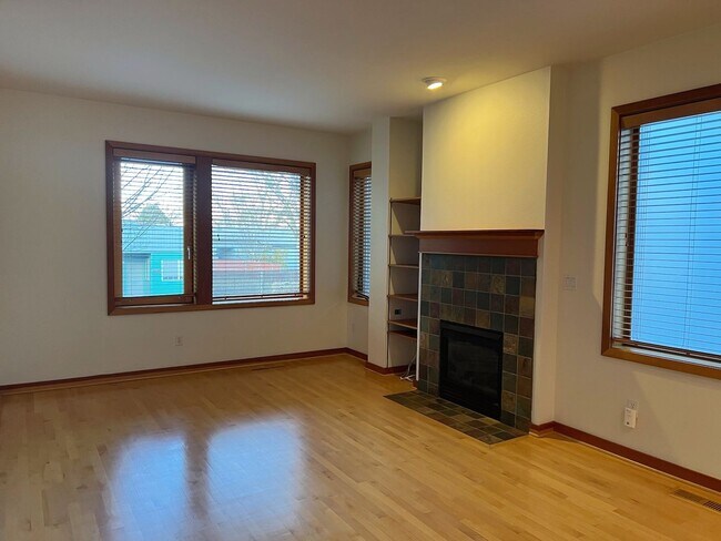 Building Photo - AUGUST RENT FREE with LIMITED SHOWINGS AVAILABLE on July 25th! - Gorgeous Townhome Style Condomin...
