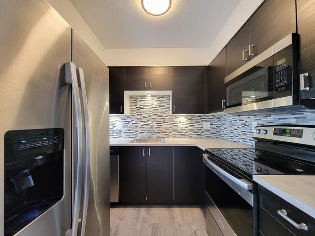 Building Photo - Completely renovated in the heart of Montrose. Spacious 1 bedroom 1 bath condo, upstairs corner u...