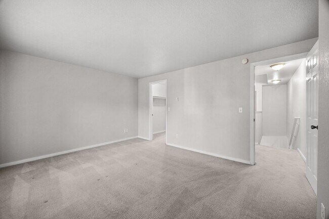 Building Photo - TOWNHOUSE IN KENT! Two story condo/townhouse 2 bedroom 1.5 bathroom TOWNHOUSE in Kent at Colonial...