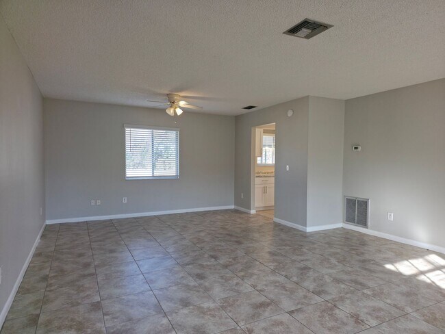 Building Photo - Freshly Updated 2/1 House with Garage in Deltona!