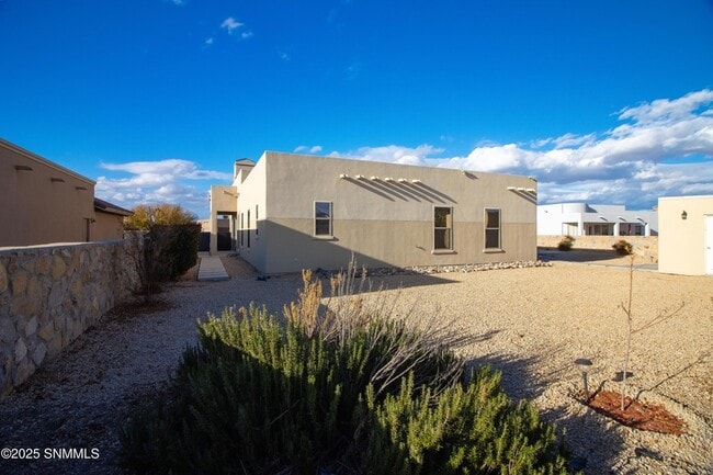 Building Photo - 1415 San Bonifacio Arc