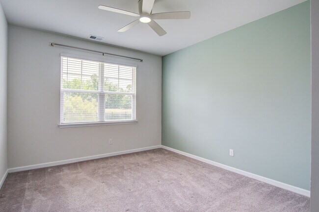 Building Photo - 2732 Harmony Lake Dr