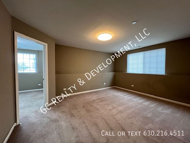 Building Photo - *** BACK ON MARKET / END UNIT TOWNHOUSE / ...