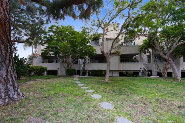 Building Photo - 2 Bedroom condo - Biking distance to the beach