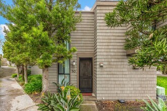 Building Photo - Coastal 2-bedroom townhome