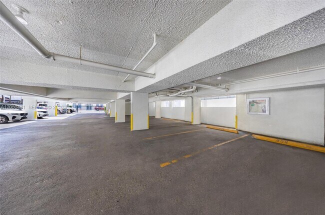 Building Photo - 720 Collins Ave