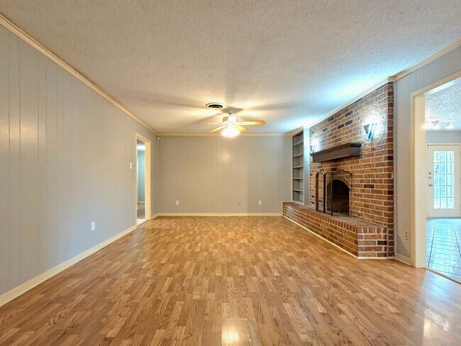 Building Photo - 4 Bedroom Home Near LCU with HUGE Bonus Room