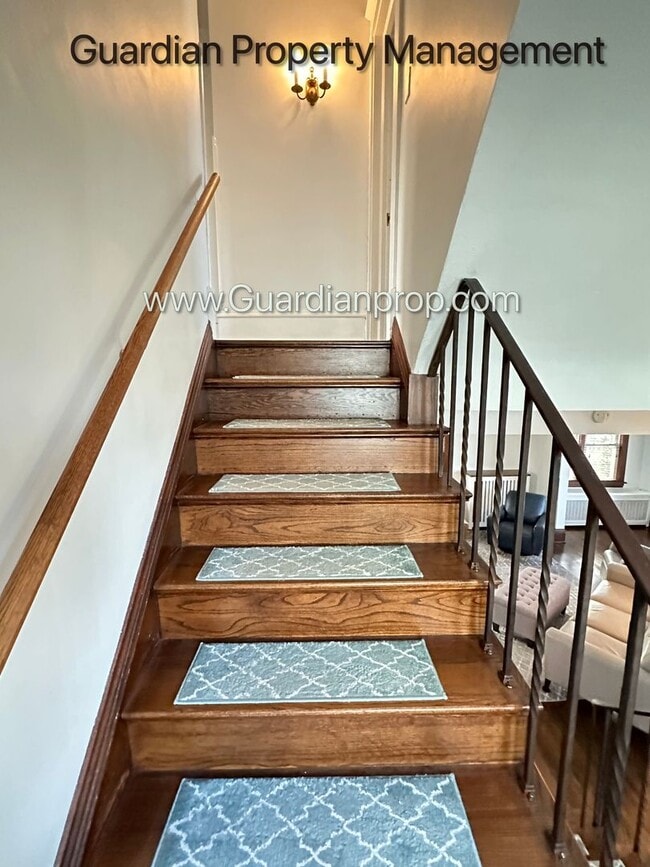 Building Photo - East Harriet Single Family Home, 2 Car Gar...