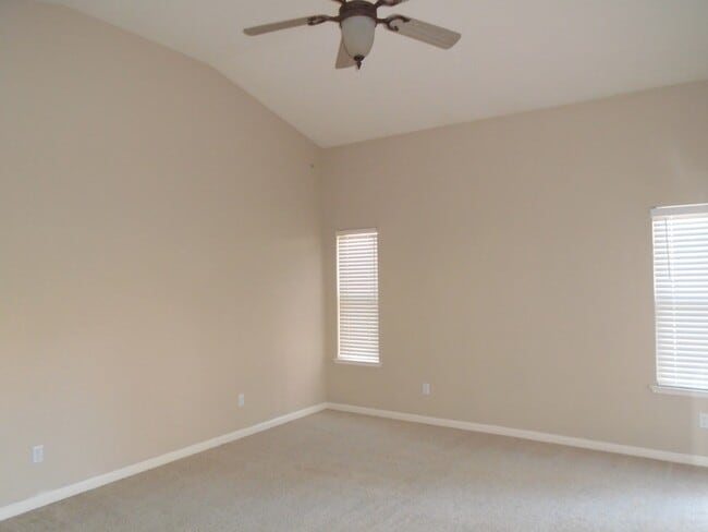 Building Photo - Covis North School District, great floor p...