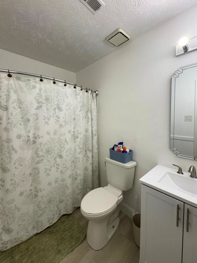 Building Photo - Charming 3 Bed 2 Bath Home with Fenced Yard