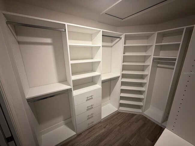 Building Photo - 319 Lily Ln