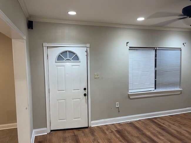 Building Photo - 3 bedrooms 1 bath